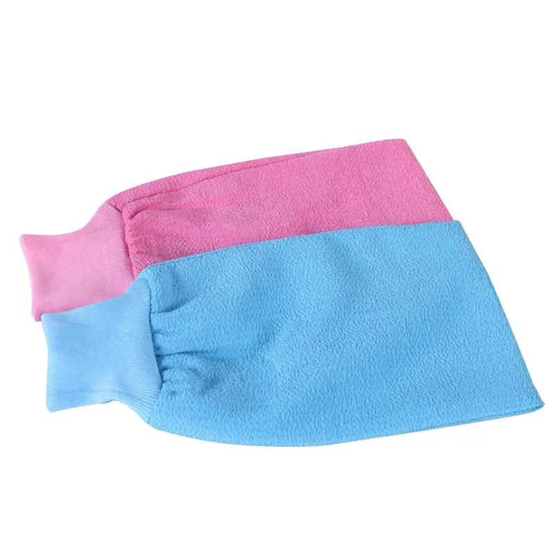 Ang nakasasakit na tela ng tuwalya ay nagpapahid ng putik sa paliguan nang walang sakit